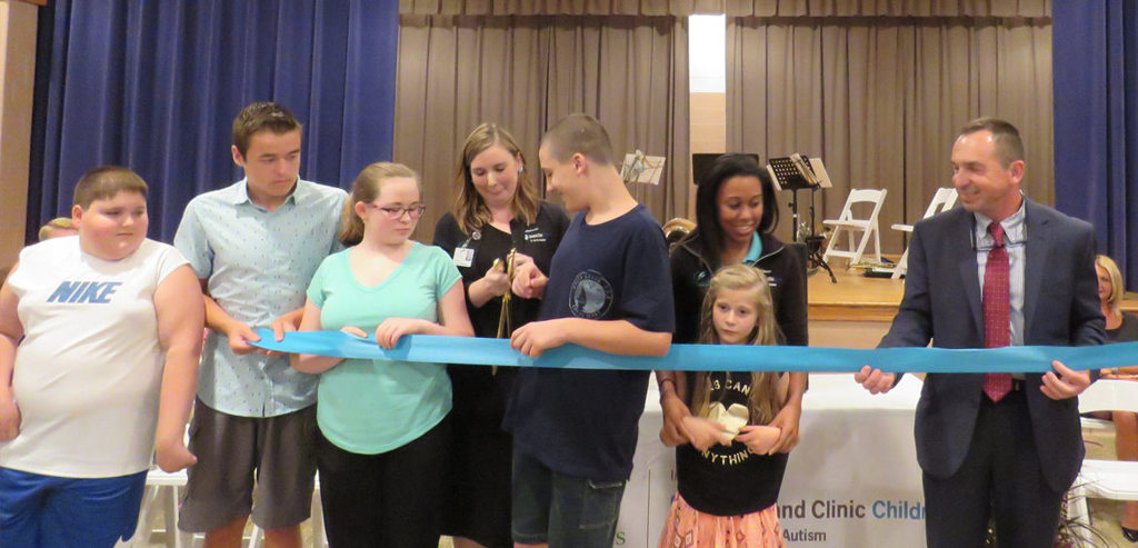 Highlands Cuts Ribbon on New School